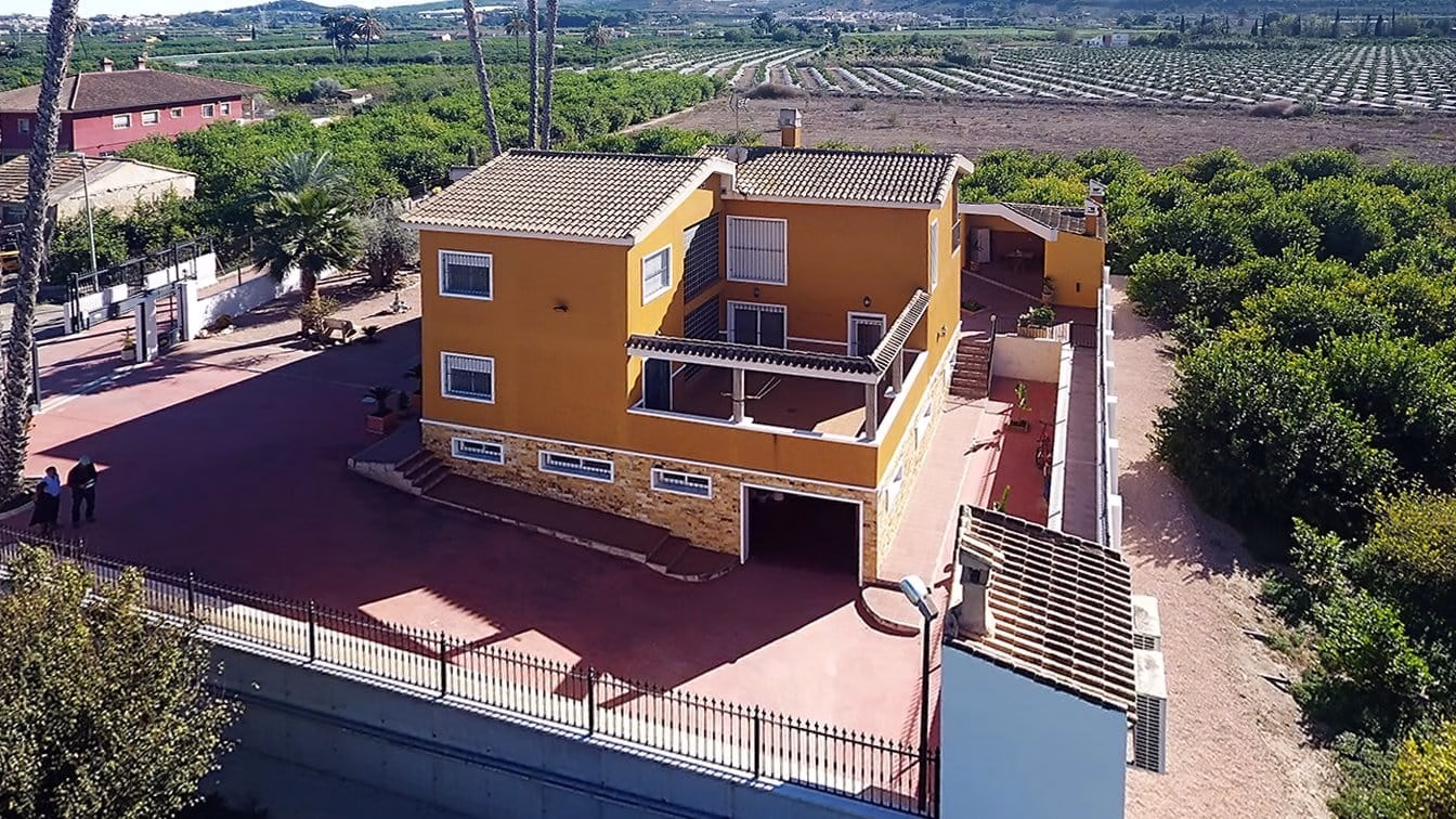 WW410670-5 Bedrooms Country Villa with above ground Pool, BBQ/Kitchen, Garage and 8500m2 of Lemon grove-Orihuela | White Villas in Spain 5 Bedrooms Country Villa with Pool Garage BBQ Kitchen Lemon Trees03