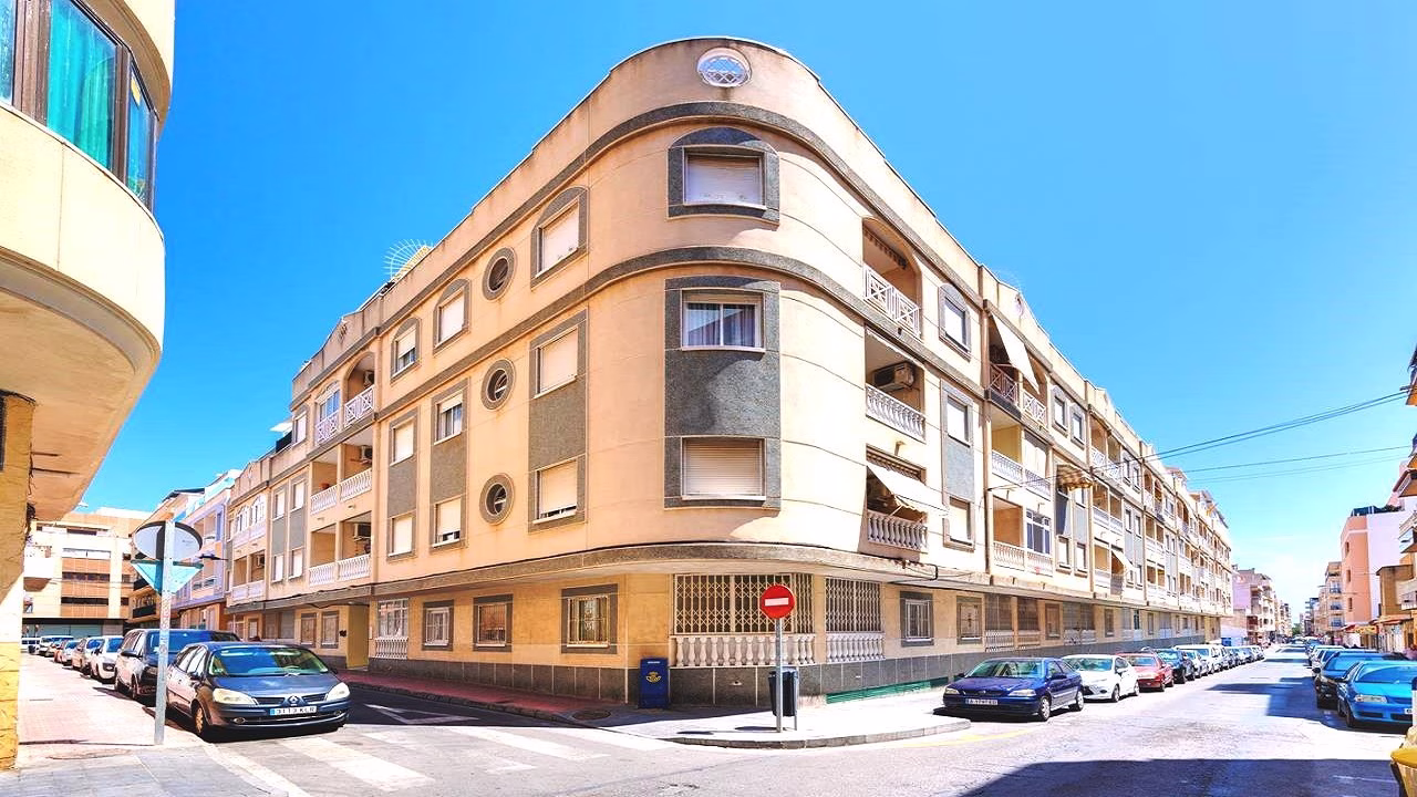 1 Bedroom Town centre Apartment on 1st Floor with Lift Access, Terrace and comm. Pool_TORREVIEJA