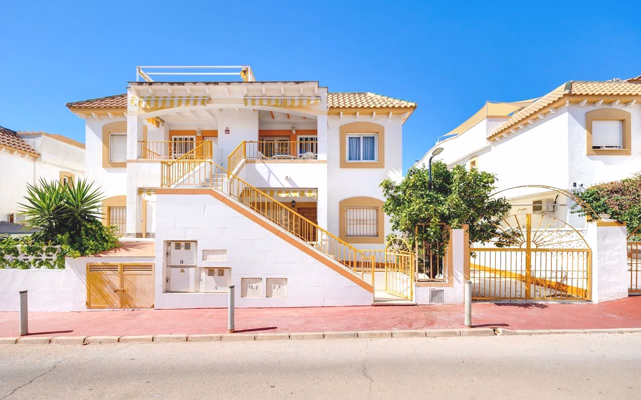 3 Bedrooms Top Floor Apartment with comm. Pool, Tennis, Storage and Solarium_TORREVIEJA