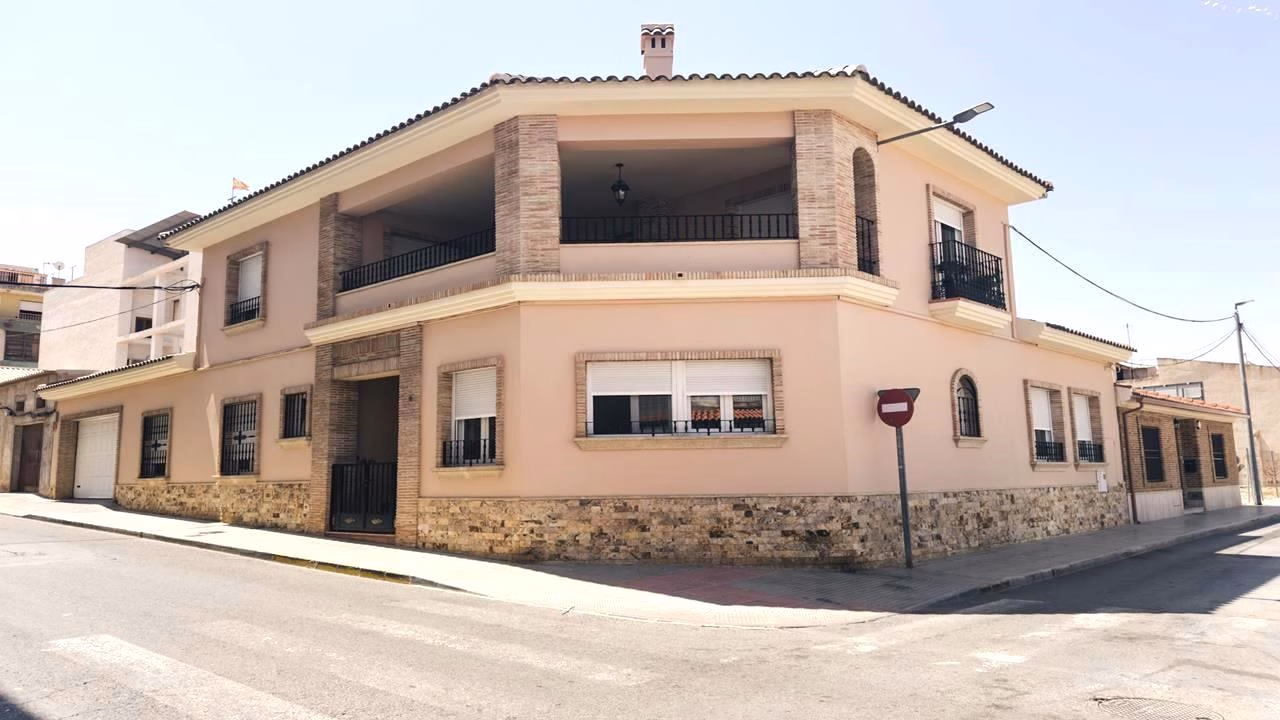 6 Bedrooms Town centre Villa with Garage, Courtyard, BBQ and Terrace_BIGASTRO