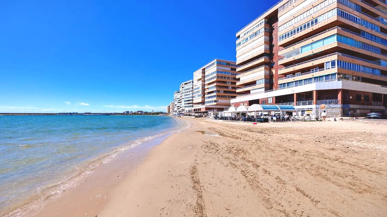2 Bedrooms Apartment on 3rd Floor with Lift Access, close to Amenities and 100m to the Beach_TORREVIEJA