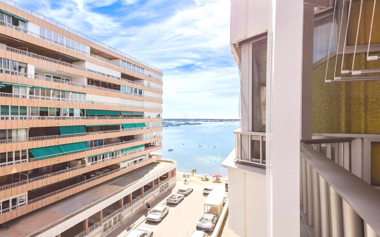 3 Bedrooms Beachfront Apartment on 5th Floor with comm. Pool, Lift Access, Terrace and Sea Views_TORREVIEJA