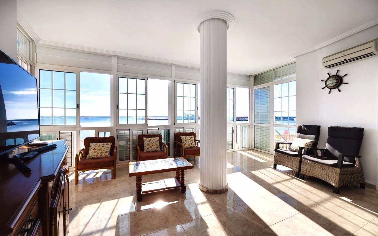 4 Bedrooms Ground Floor Beach Front Apartment with Terrace and 2 Parking spaces_TORREVIEJA