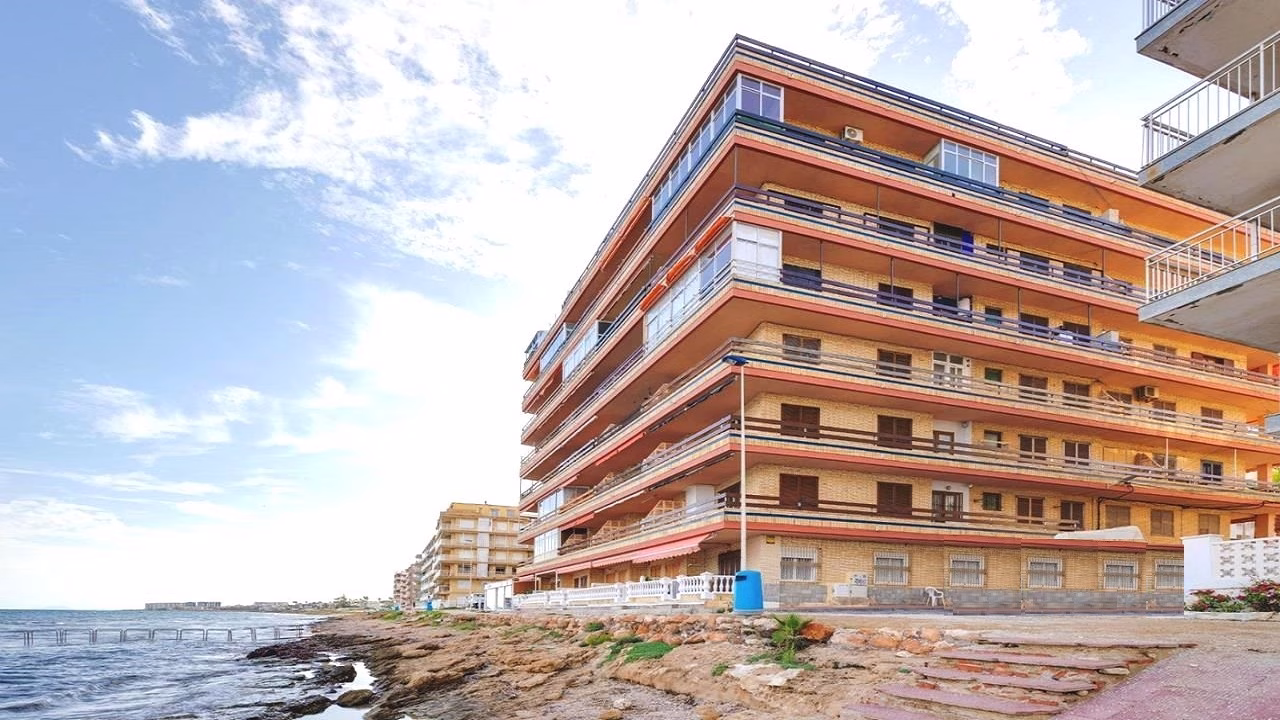 3 Bedrooms Reformed Beach Front Apartment on 4th Floor with Lift Access and 30m2 Terrace_TORREVIEJA