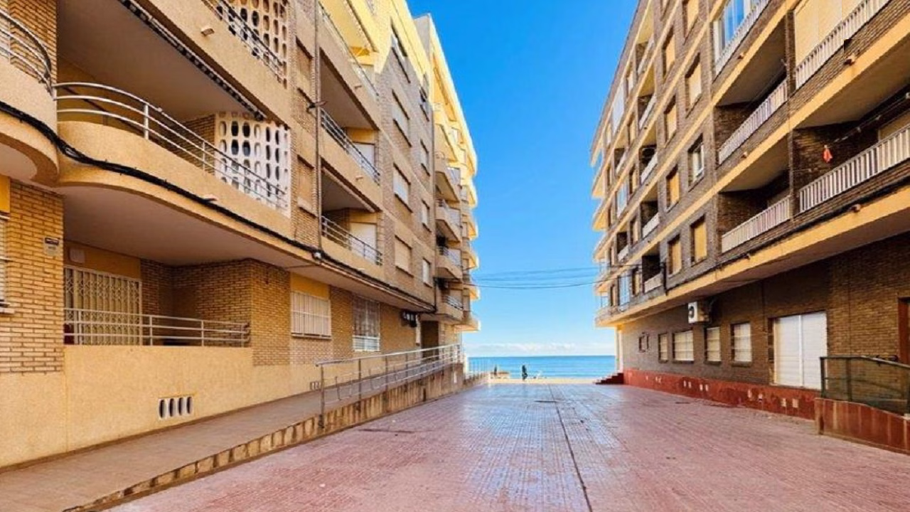 1 Bedroom Apartment on 1st Floor with Lift Access and Terrace, 50m to the Beach_LA MATA_TORREVIEJA