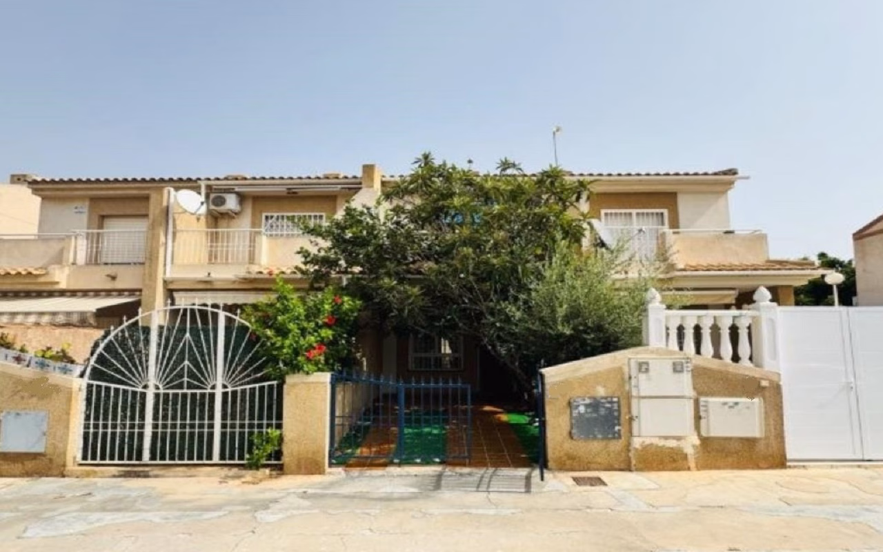 3 Bedrooms TownHouse with comm. Pool, Parking, Terrace and Courtyard, 1.5Km to the Sea_TORREVIEJA