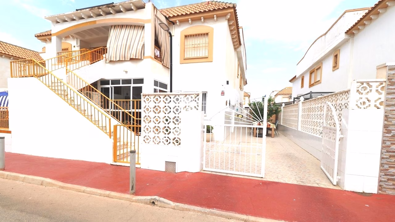 2 Bedrooms Ground floor Apartment with comm. Pool, Basket, Tennis, Football and Parking_TORREVIEJA