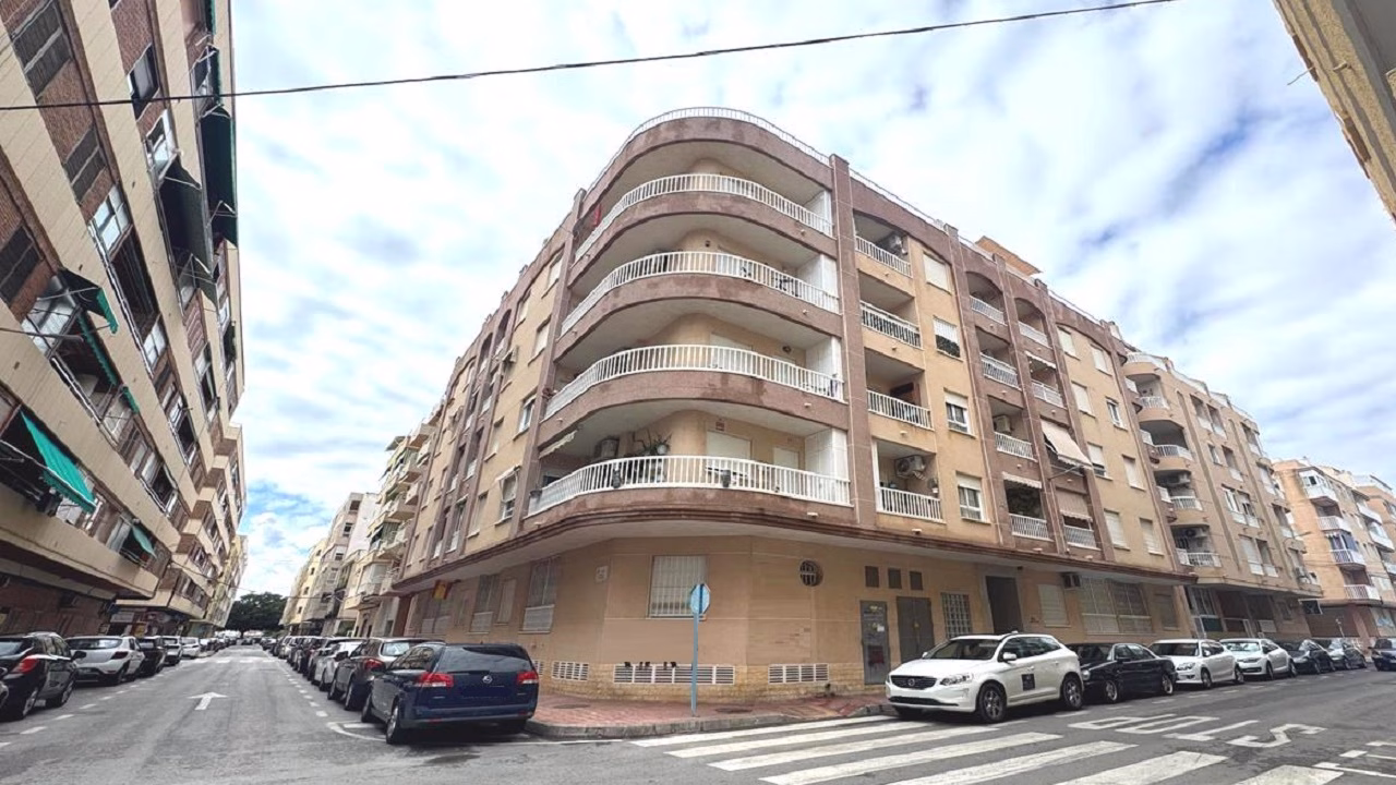 2 Bedrooms Apartment on 3rd Floor with Lift Access and Terrace, 80m to the Beach_TORREVIEJA