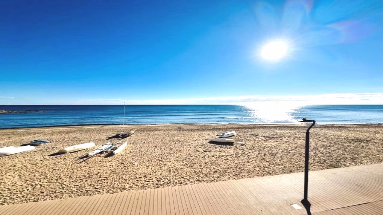 2 Bedrooms BeachFront Apartment on 1st Floor with Glazed-in Sea Views Terrace and Parking space_LA MATA_TORREVIEJA