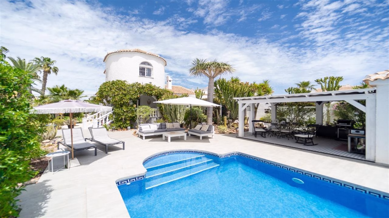 4 Bedrooms Renovated Villa with Pool, BBQ Area, Carport, Solarium and Guest House_LA SIESTA_TORREVIEJA