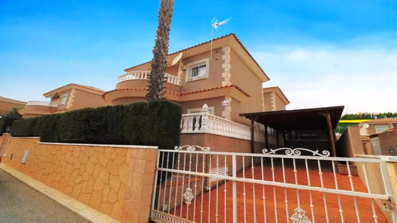 4 Bedrooms Detached Villa with comm. Pool and Off-Road Parking in a Secured Gated Residential_LOS BALCONES_TORREVIEJA