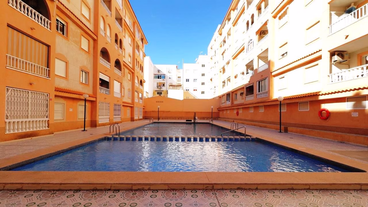 2 Bedrooms Town centre Apartment on 4th Floor with comm. Pool, Terrace and Lift Access, 500m to the Beach_TORREVIEJA