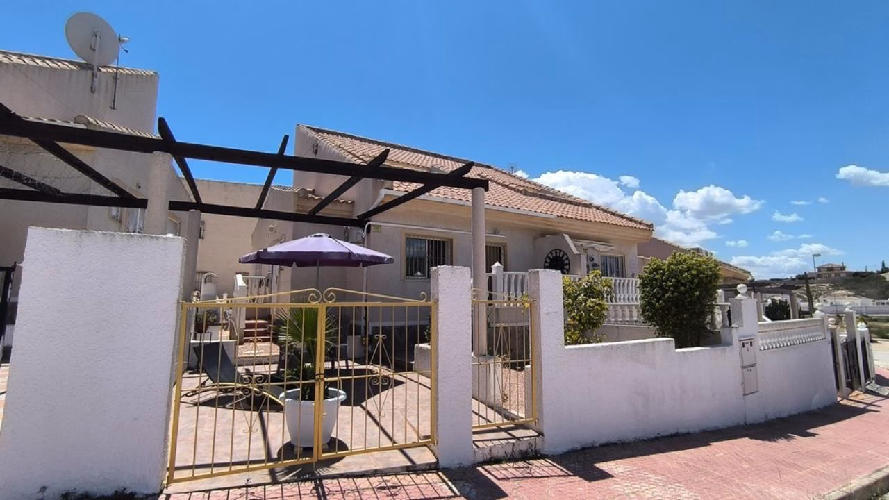 3 Bedrooms Semi-Detached Villa with comm. Pool, Front and Back Terrace, Off-Road Parking and Top Terrace with Open Views_CIUDAD QUESADA_ROJALES