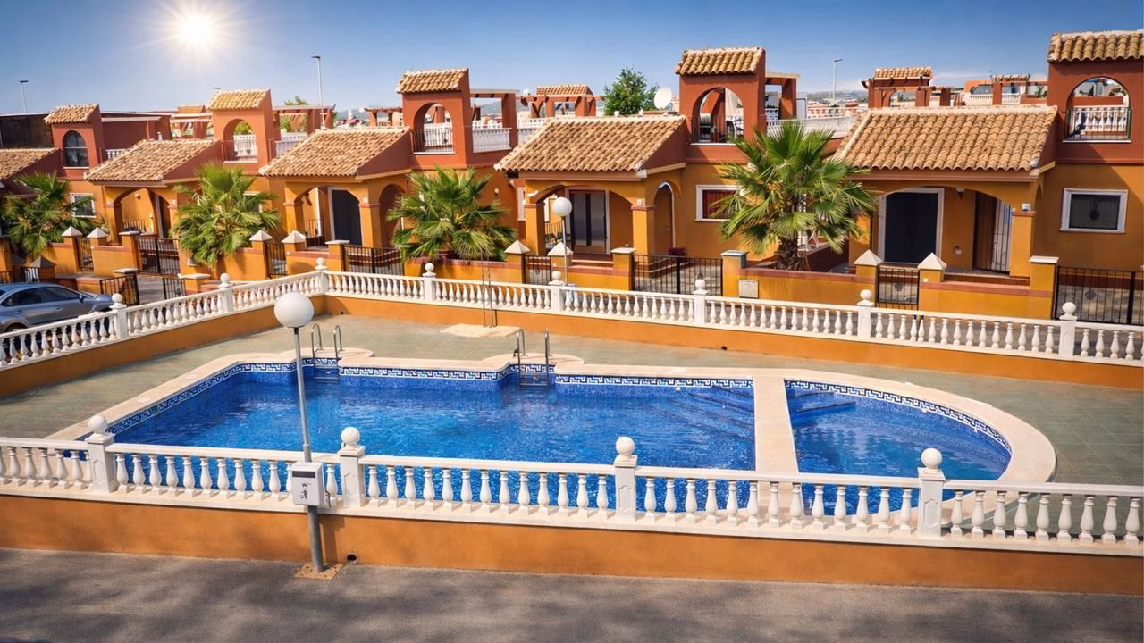 2 Bedrooms Furnished Detached Villa with comm. Pool, Off-road Parking and Solarium_TORREVIEJA