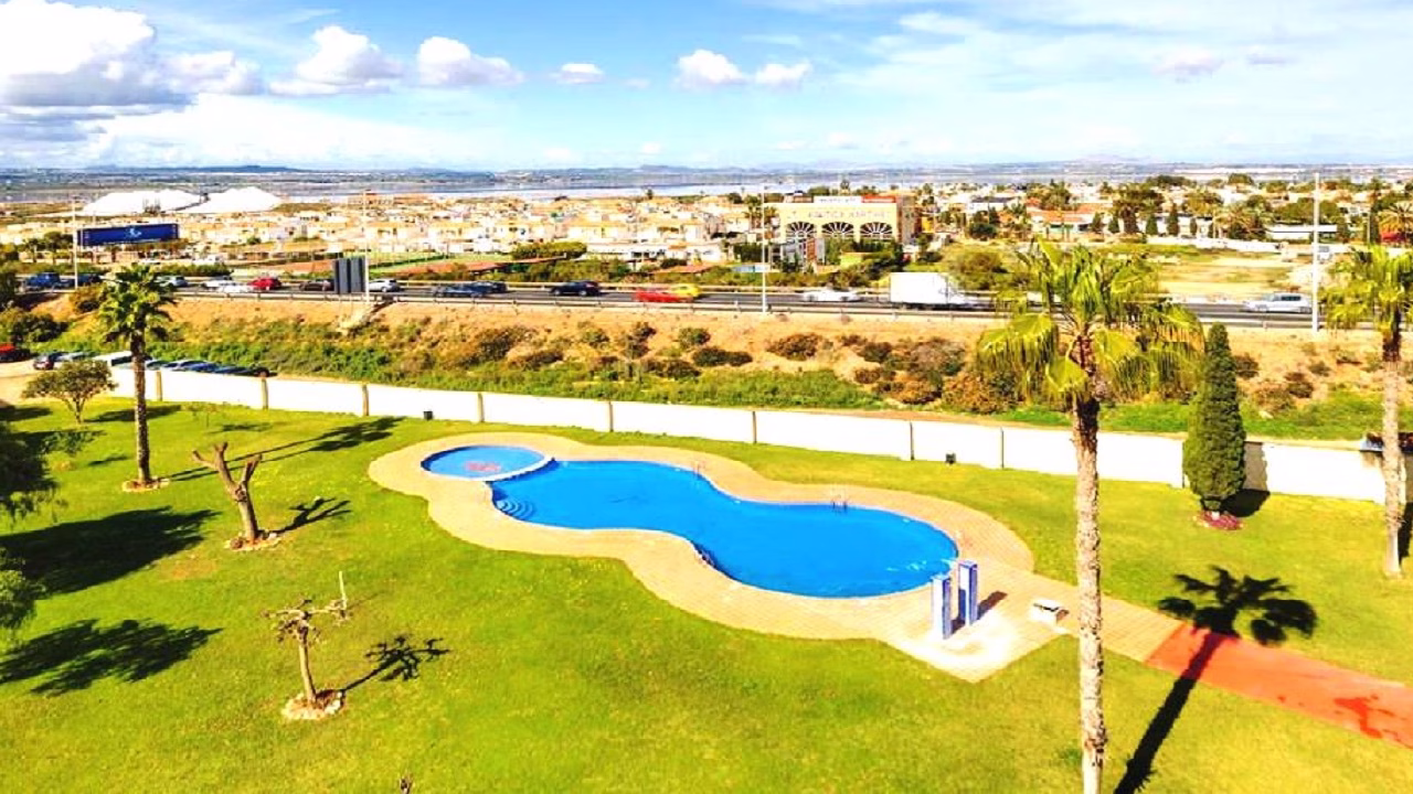 2 Bedrooms Top Floor Apartment on 5th Floor with comm. Pool and Terrace, Close to Beach and Amenities_TORREVIEJA