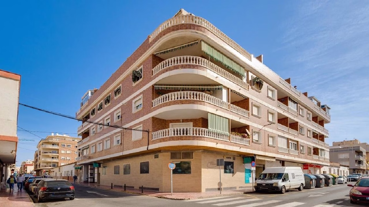3 Bedrooms Apartment on 1st Floor with Lift Access, Terrace and Underground Parking, 200m to the Beach_TORREVIEJA