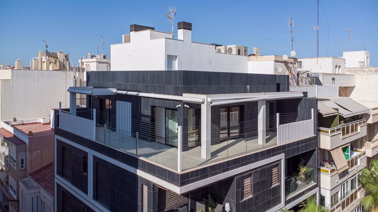 3 Bedrooms Penthouse (5th Floor) with Private Lift Access, L-shaped Terrace, Top Terrace, Storage room and Garage_TORREVIEJA_CENTRE