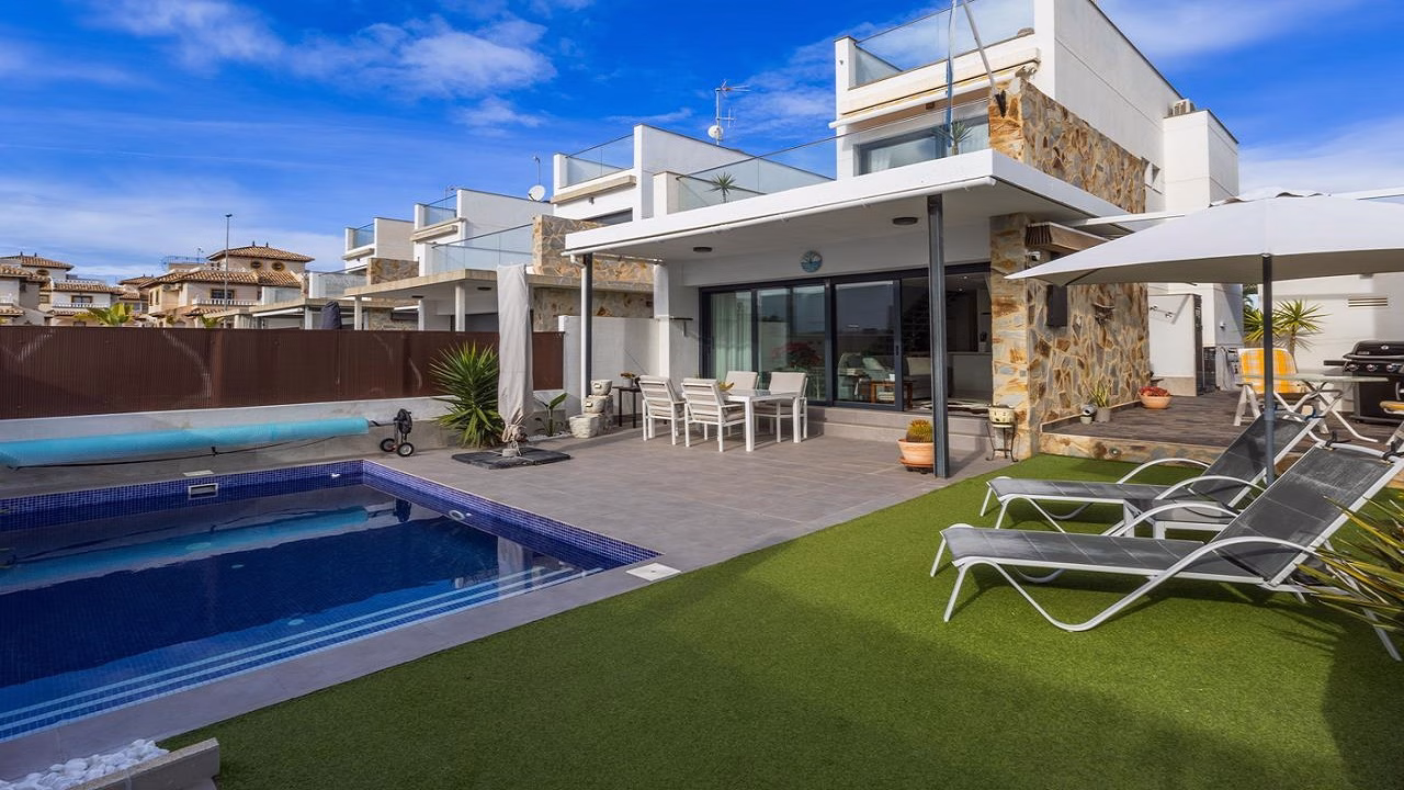 3 Bedrooms Modern Detached Villa with Pool, Off-Road Parking and Solarium_CABO ROIG