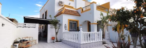 3 Bedrooms Quad-style Villa with comm. Pool, Off-road Parking and Solarium_TORREVIEJA
