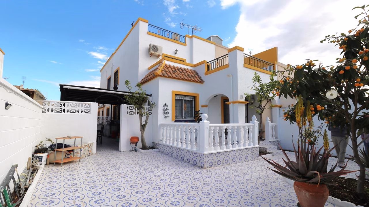 3 Bedrooms Quad-style Villa with comm. Pool, Off-road Parking and Solarium_TORREVIEJA