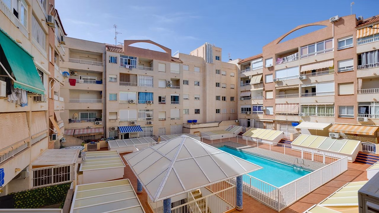 1 Bedroom Apartment on the 2nd Floor with Lift Access, comm. Pool and Glazed-in terrace, 250m to the Beach_TORREVIEJA