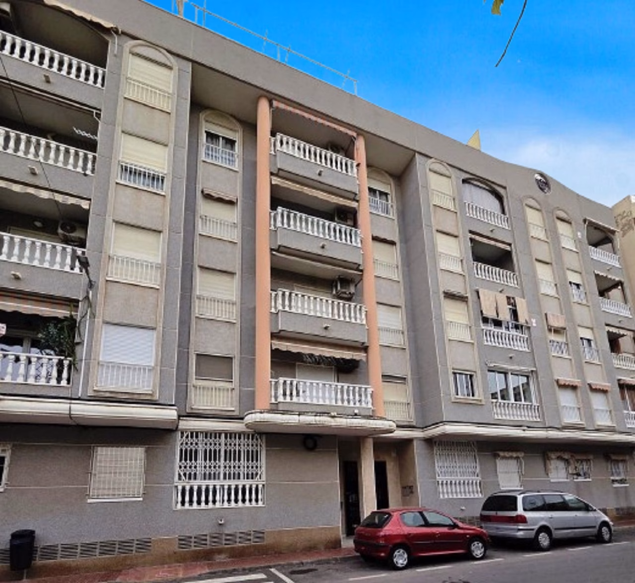 3 Bedrooms Penthouse Apartment with comm. Pool and 50m2 Terrace, 180m to the Beach_TORREVIEJAº