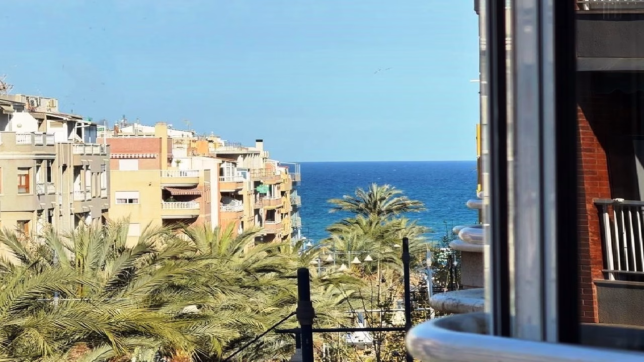 2 Bedrooms Renovated Apartment on 3rd Floor with Lift Access and Terrace, 300m to the Beach_TORREVIEJA