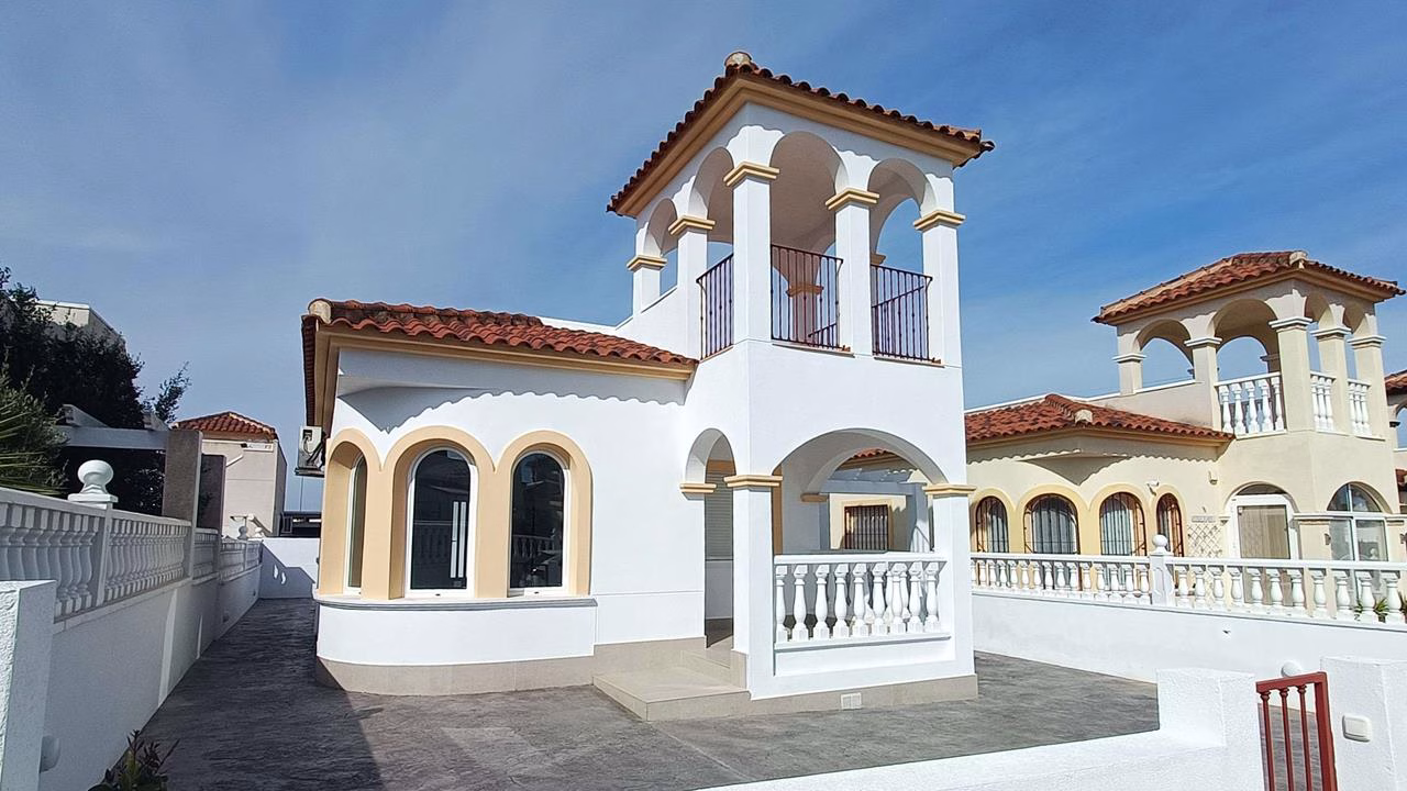 2 Bedrooms Renewed Detached Villa with comm. Pool, Off-road Parking, Terrace and Solarium_LO CRISPIN_ALGORFA