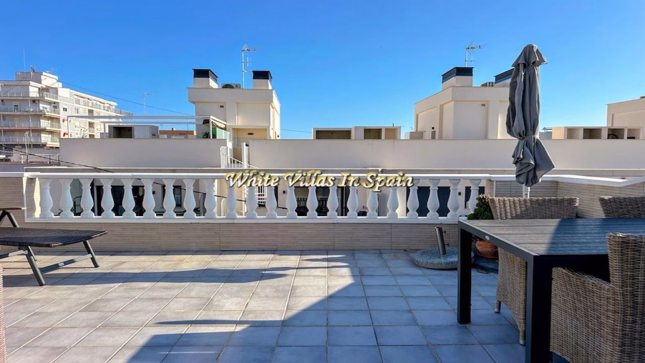 4 Bedrooms renovated PentHouse with Glazed-in Sitting room and Terrace, 100m to the Beach_TORREVIEJA
