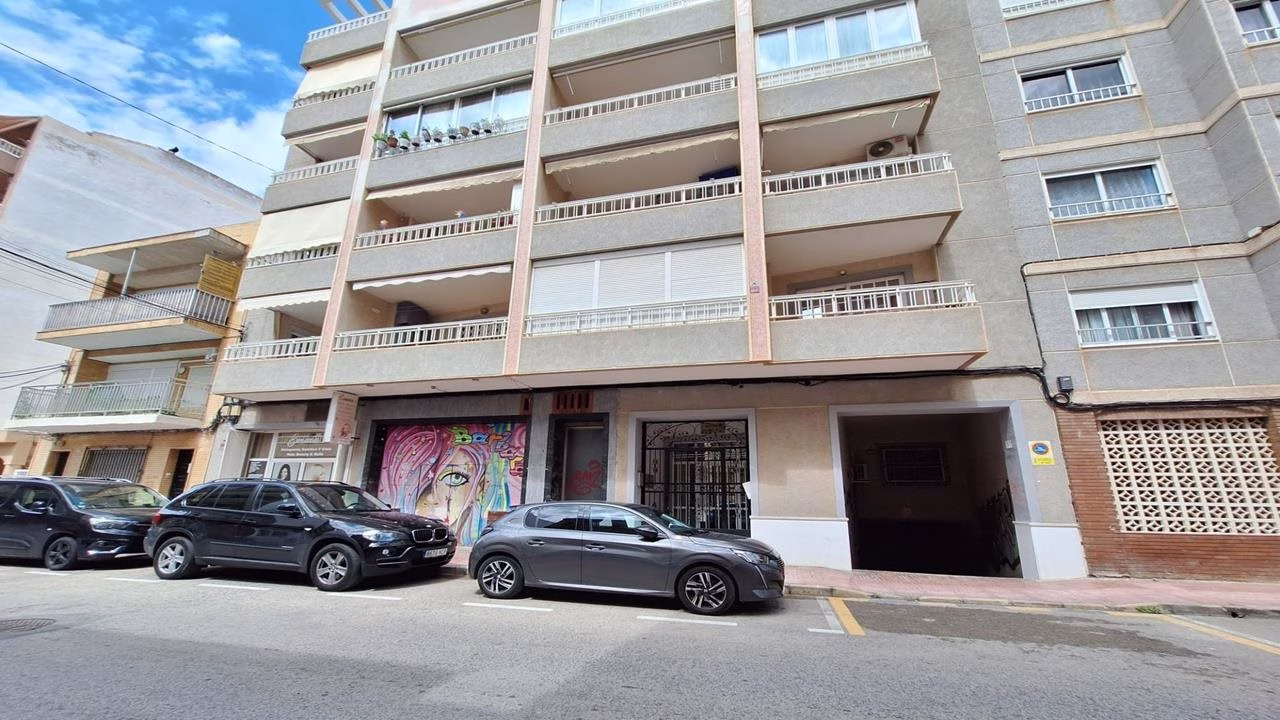 WV2595_2 Bedrooms Apartment on 2nd Floor with Lift Access and Terrace, 150m to the Beach_TORREVIEJA | White Villas in Spain WV2595