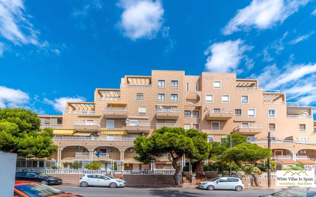 WV2593_2 Bedrooms Apartment on 2nd Floor with comm. Pool, Terrace and Lift Access_ Punta Prima_Torrevieja | White Villas in Spain WhiteVillasInSpain01 21