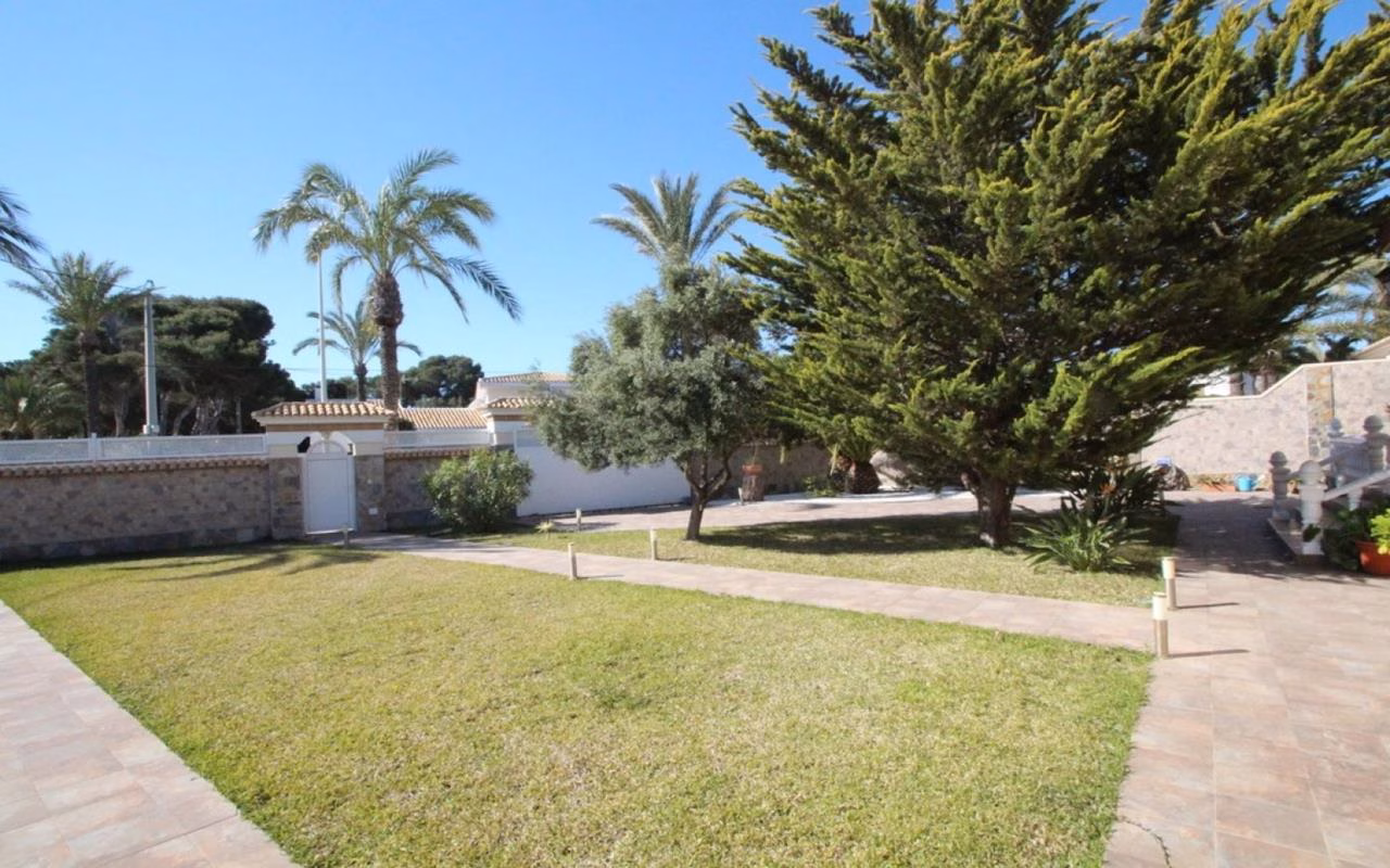 WIH2401_5 Bedrooms Detached Villa with Pool and 2 separate Guest Apartments, 200m to the Beach_CABO ROIG_ORIHUELA COSTA | White Villas in Spain WhiteVillasInSpain01 24