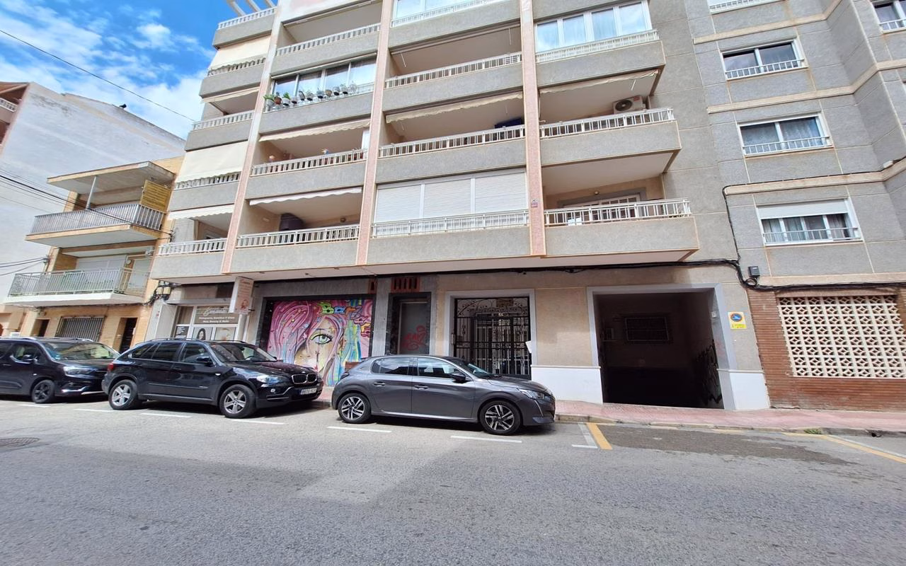 WV2595_2 Bedrooms Apartment on 2nd Floor with Lift Access and Terrace, 150m to the Beach_TORREVIEJA | White Villas in Spain WhiteVillasInSpain01 26
