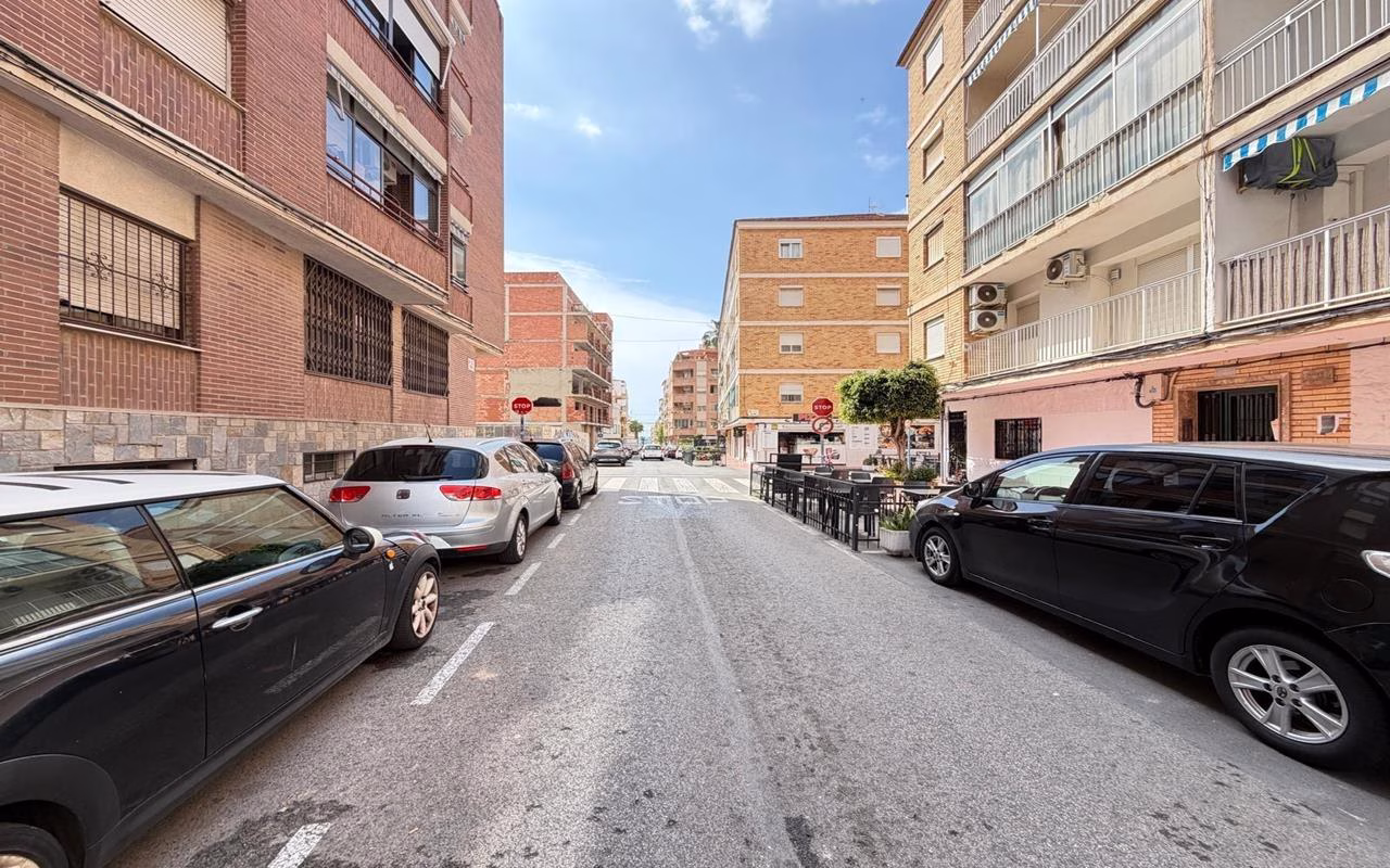 WV2590_2 Bedrooms Completely renovated Apartment on the 1st Floor with Lift and Terrace, 400m to the Beach_TORREVIEJA | White Villas in Spain WhiteVillasInSpain02 6