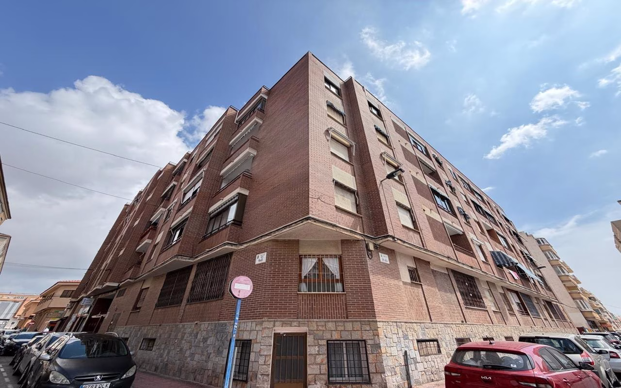 WV2590_2 Bedrooms Completely renovated Apartment on the 1st Floor with Lift and Terrace, 400m to the Beach_TORREVIEJA | White Villas in Spain WhiteVillasInSpain03 6