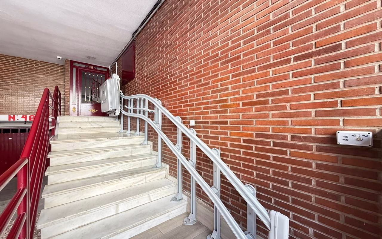 WV2590_2 Bedrooms Completely renovated Apartment on the 1st Floor with Lift and Terrace, 400m to the Beach_TORREVIEJA | White Villas in Spain WhiteVillasInSpain04 6
