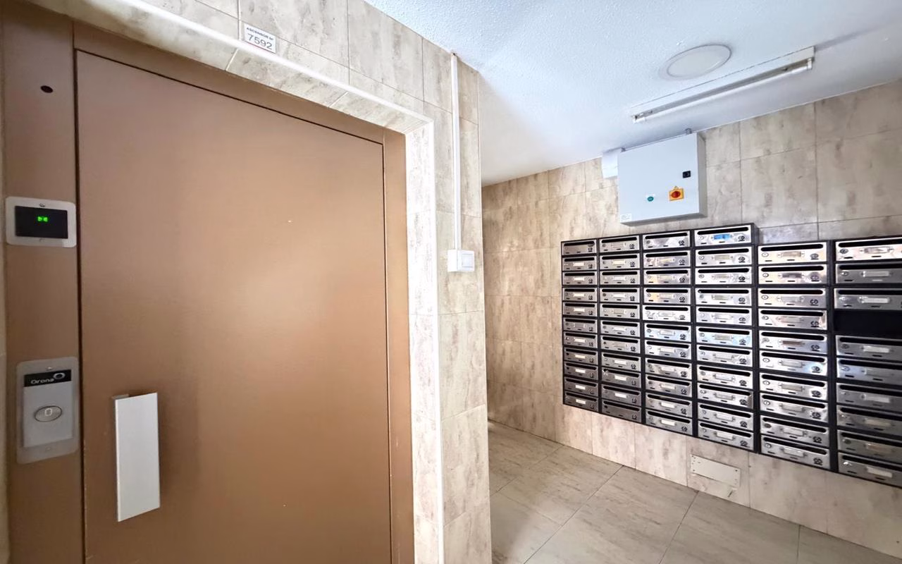 WV2590_2 Bedrooms Completely renovated Apartment on the 1st Floor with Lift and Terrace, 400m to the Beach_TORREVIEJA | White Villas in Spain WhiteVillasInSpain07 6