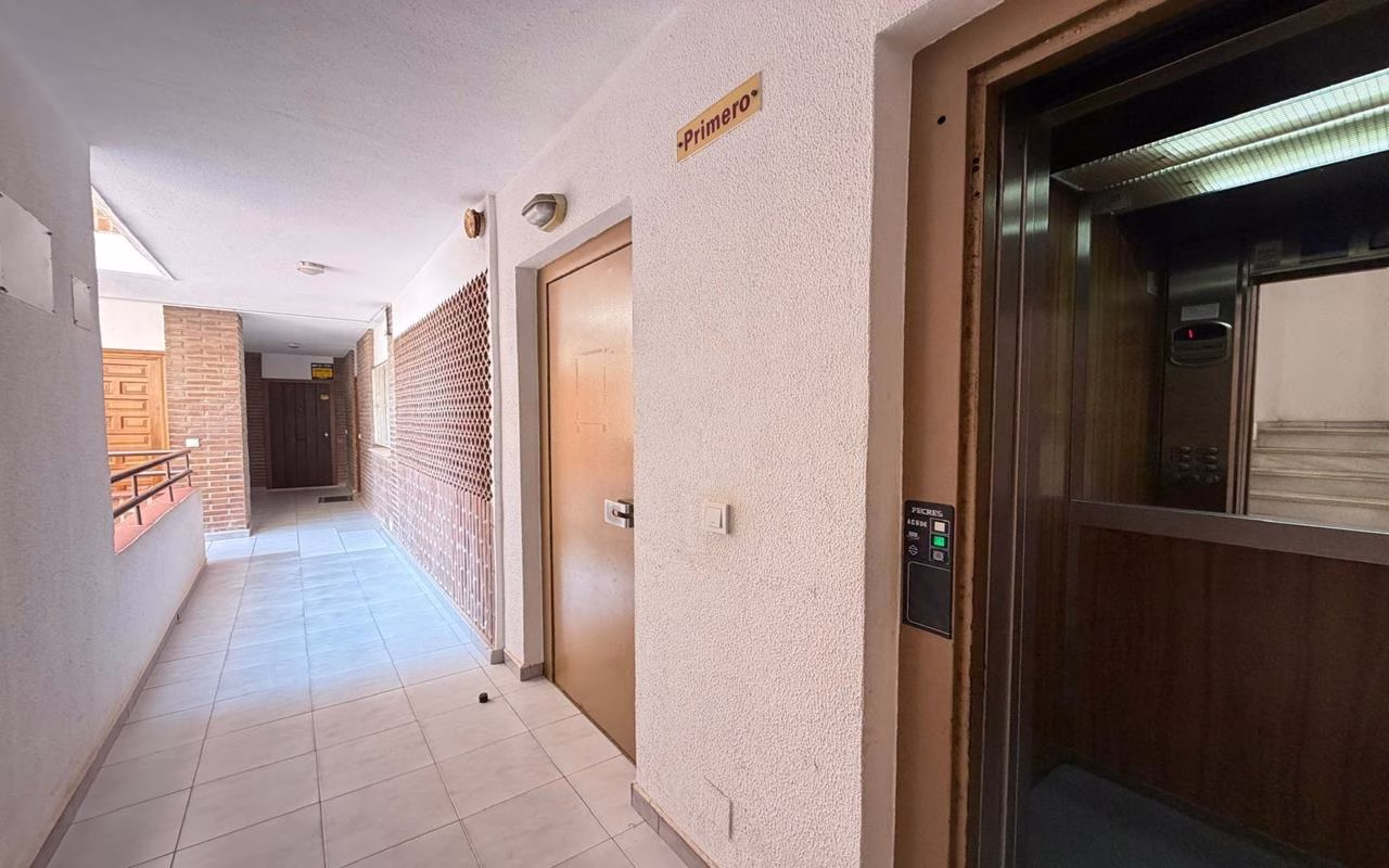 WV2590_2 Bedrooms Completely renovated Apartment on the 1st Floor with Lift and Terrace, 400m to the Beach_TORREVIEJA | White Villas in Spain WhiteVillasInSpain08 6