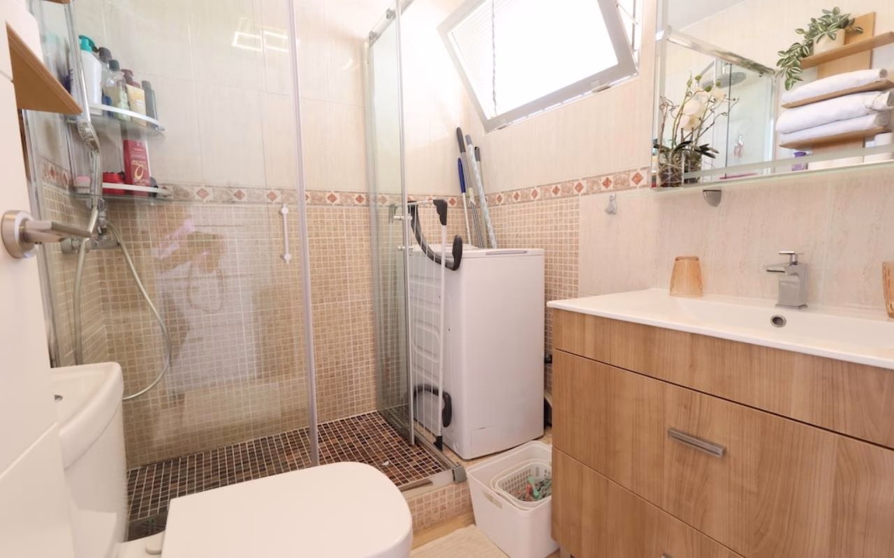 WIH3001_1 Bedroom Apartment on 1st Floor with Lift Access and Terrace, 250m to the Beach_MAR AZUL_TORREVIEJA | White Villas in Spain WhiteVillasInSpain11 33