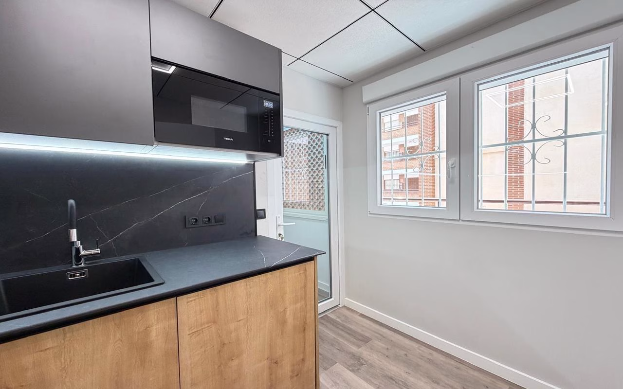 WV2590_2 Bedrooms Completely renovated Apartment on the 1st Floor with Lift and Terrace, 400m to the Beach_TORREVIEJA | White Villas in Spain WhiteVillasInSpain15 6