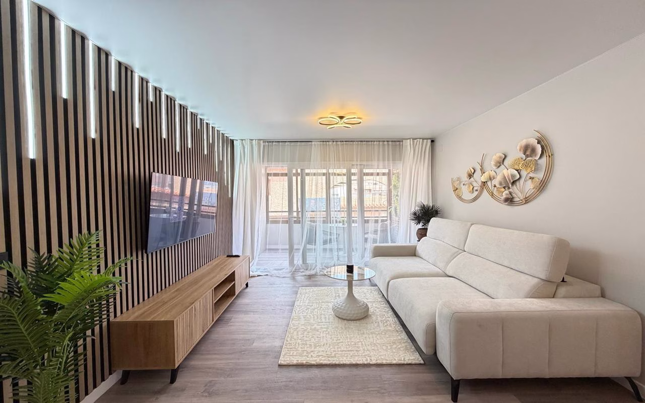 WV2590_2 Bedrooms Completely renovated Apartment on the 1st Floor with Lift and Terrace, 400m to the Beach_TORREVIEJA | White Villas in Spain WhiteVillasInSpain22 6