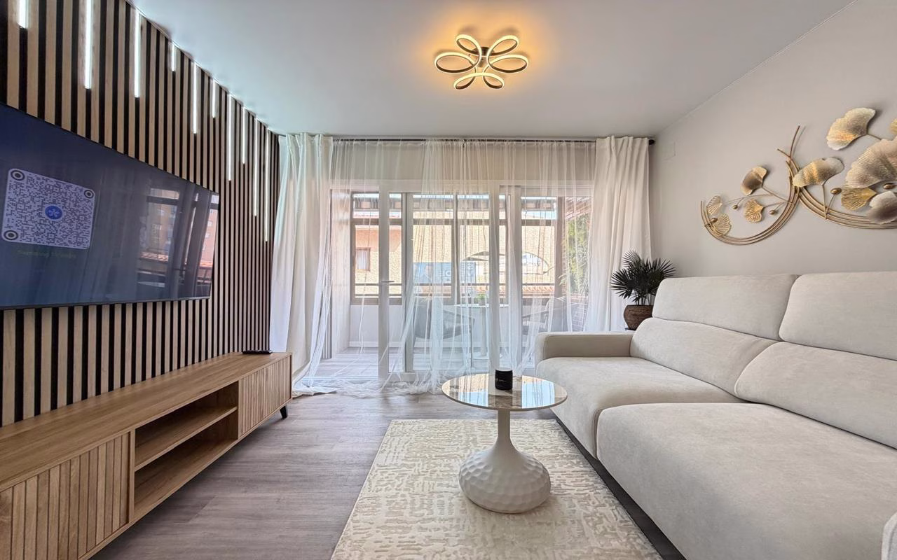 WV2590_2 Bedrooms Completely renovated Apartment on the 1st Floor with Lift and Terrace, 400m to the Beach_TORREVIEJA | White Villas in Spain WhiteVillasInSpain24 4