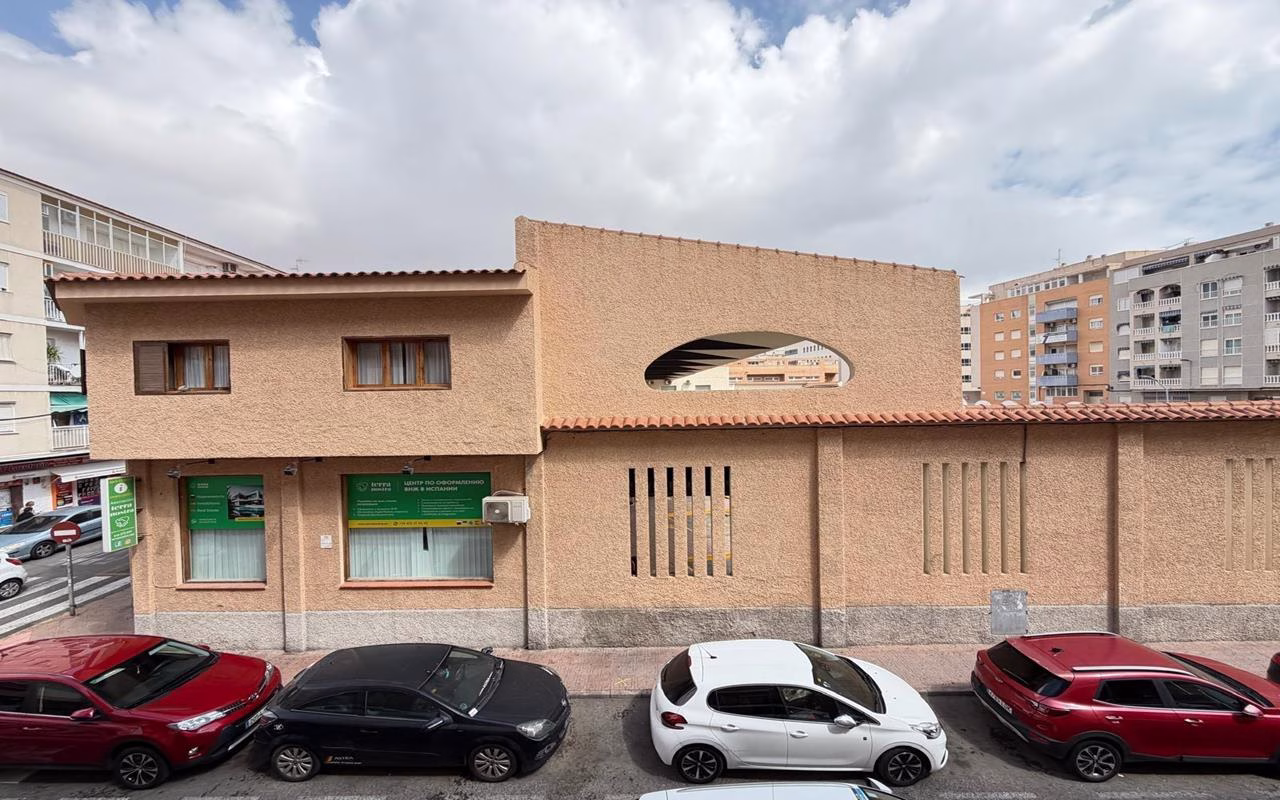 WV2590_2 Bedrooms Completely renovated Apartment on the 1st Floor with Lift and Terrace, 400m to the Beach_TORREVIEJA | White Villas in Spain WhiteVillasInSpain28 3