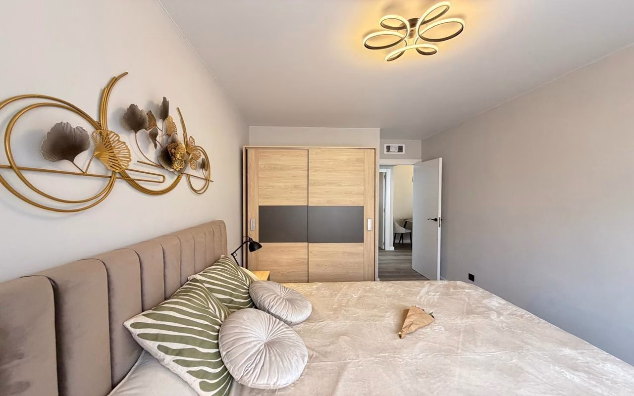 WV2590_2 Bedrooms Completely renovated Apartment on the 1st Floor with Lift and Terrace, 400m to the Beach_TORREVIEJA | White Villas in Spain WhiteVillasInSpain37 3