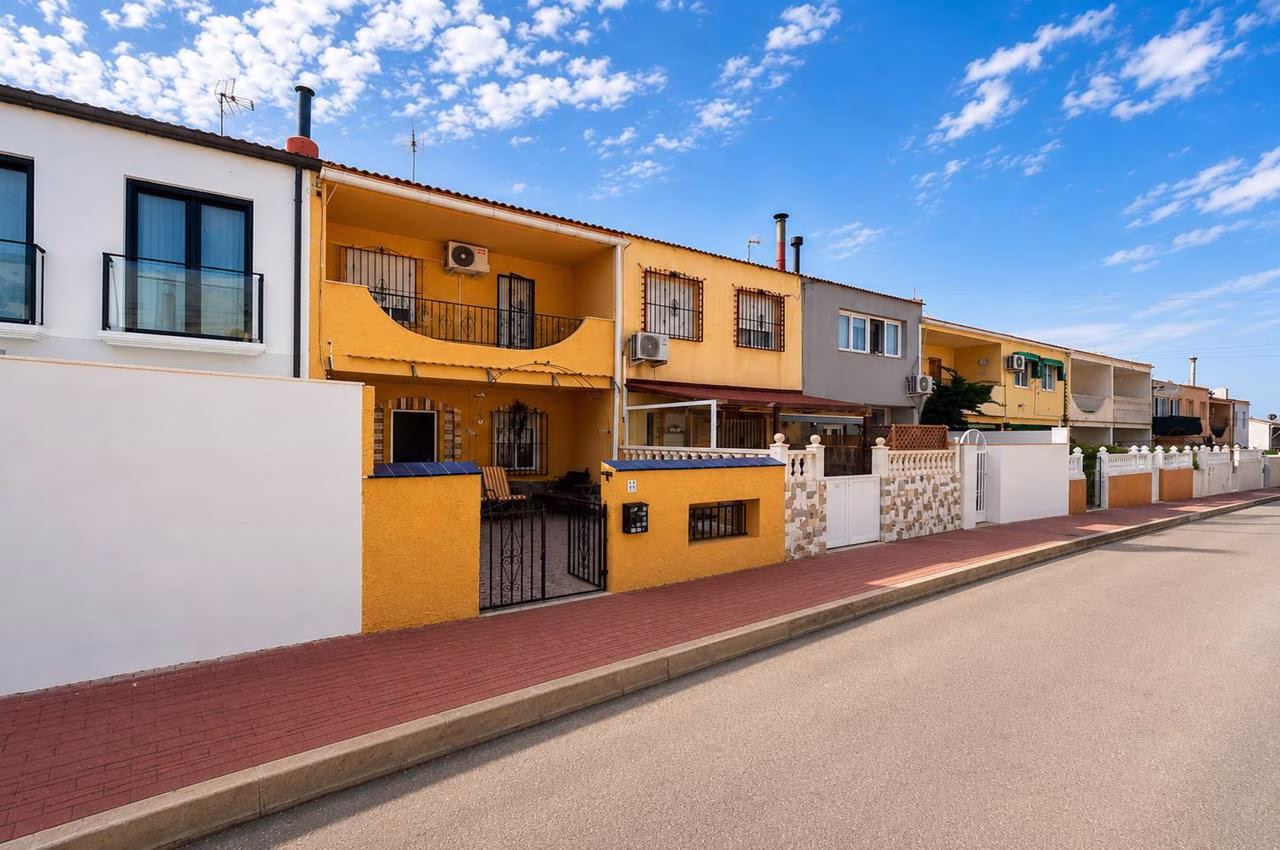 WTi3218_3 Bedrooms Reformed Town-House with Front Terrace and Courtyard_LOS BALCONES_TORREVIEJA | White Villas in Spain WhiteVillasInSpain01 18