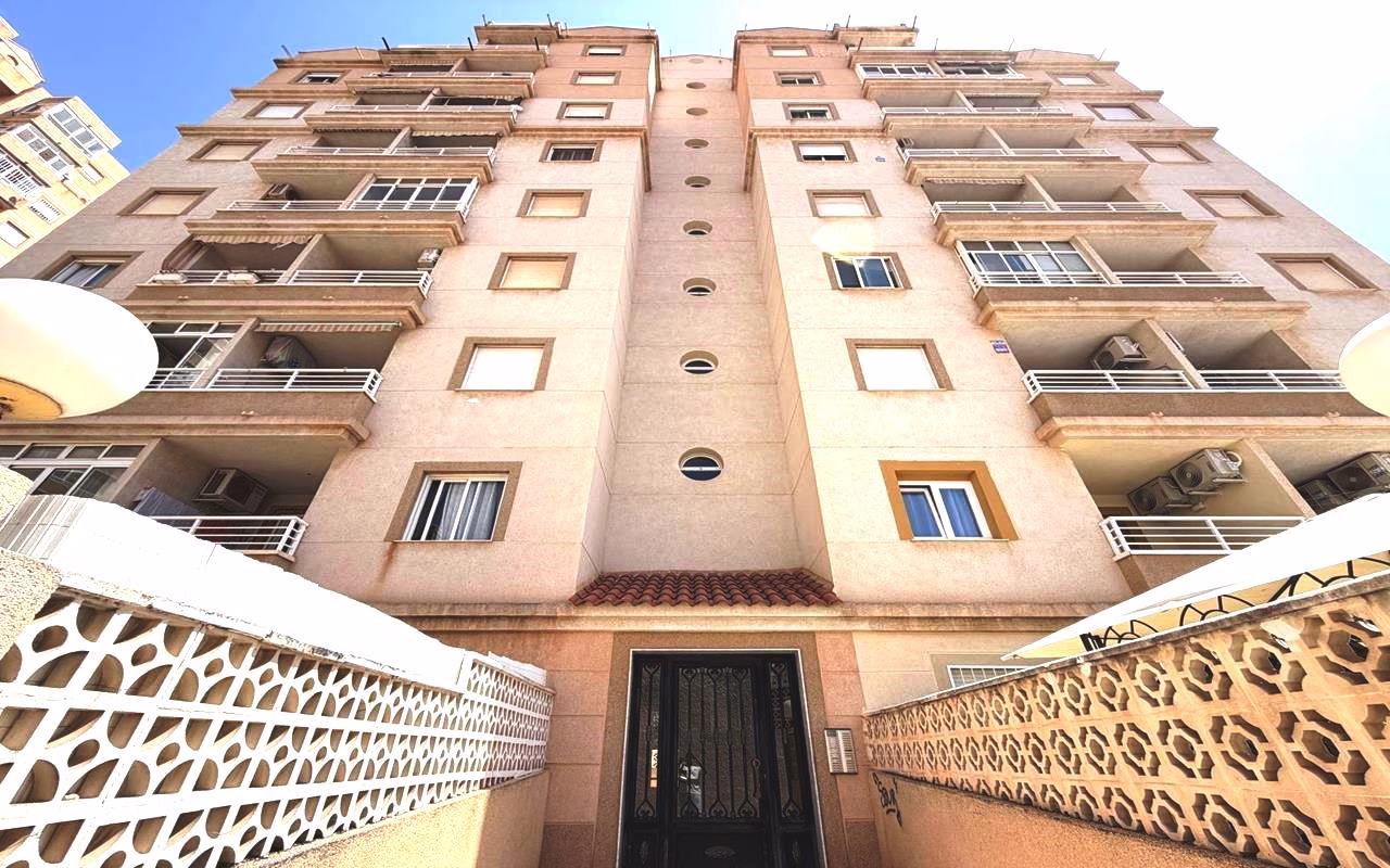 WV2605_2 Bedrooms Renovated Apartment on 1st Floor with comm. Pool, Lift Access and Terrace_TORREVIEJA | White Villas in Spain WhiteVillasInSpain01 26