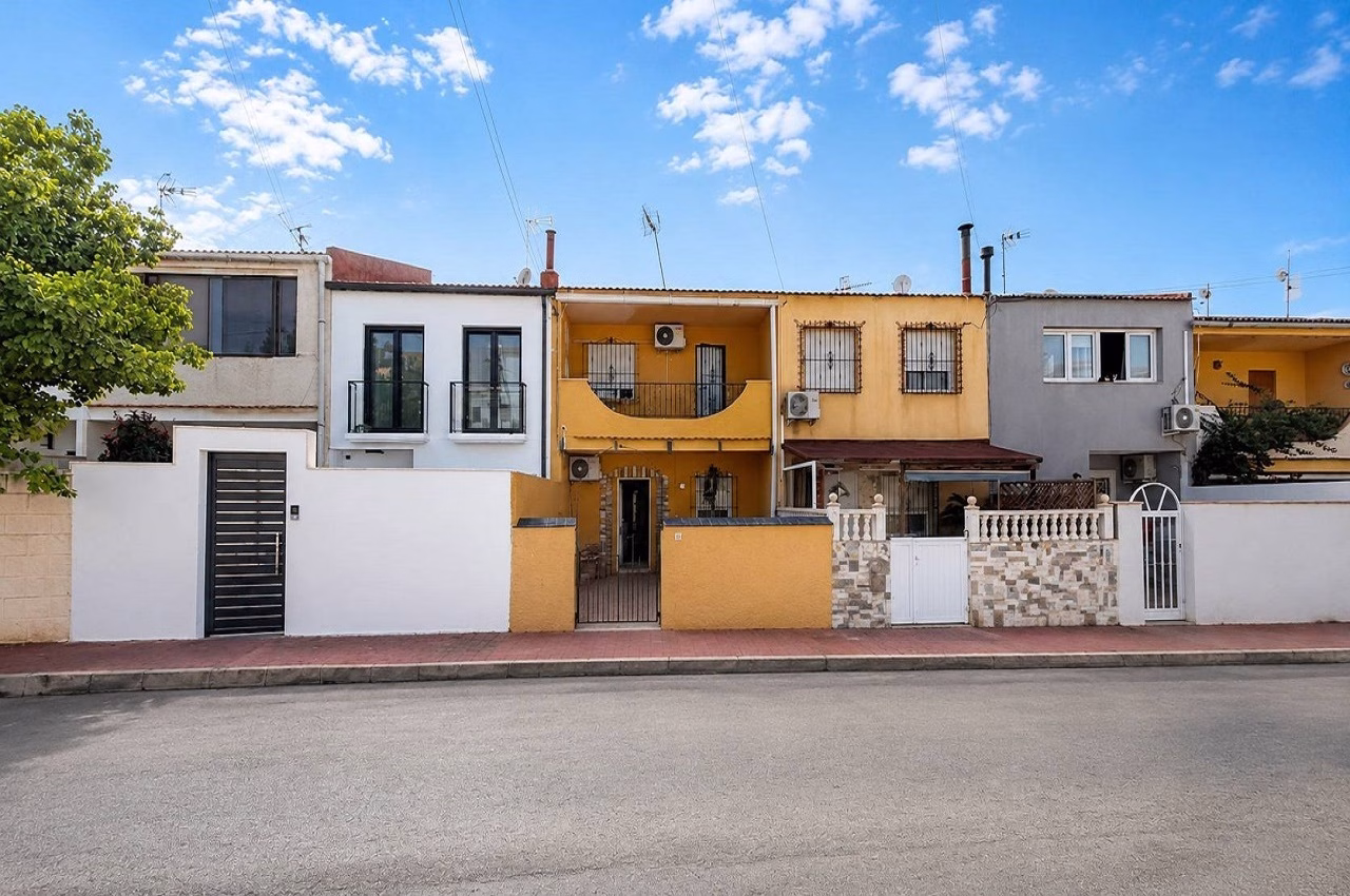 WTi3218_3 Bedrooms Reformed Town-House with Front Terrace and Courtyard_LOS BALCONES_TORREVIEJA | White Villas in Spain WhiteVillasInSpain02 18