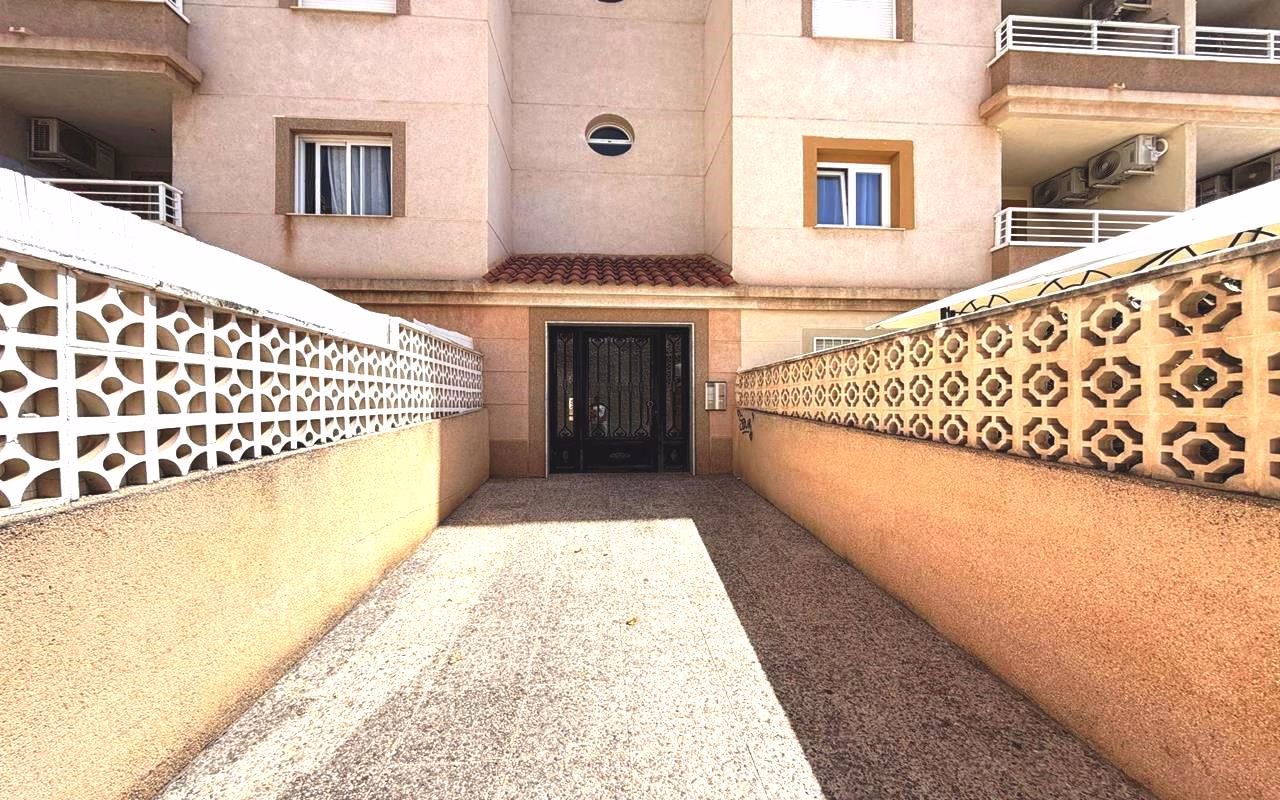 WV2605_2 Bedrooms Renovated Apartment on 1st Floor with comm. Pool, Lift Access and Terrace_TORREVIEJA | White Villas in Spain WhiteVillasInSpain02 25
