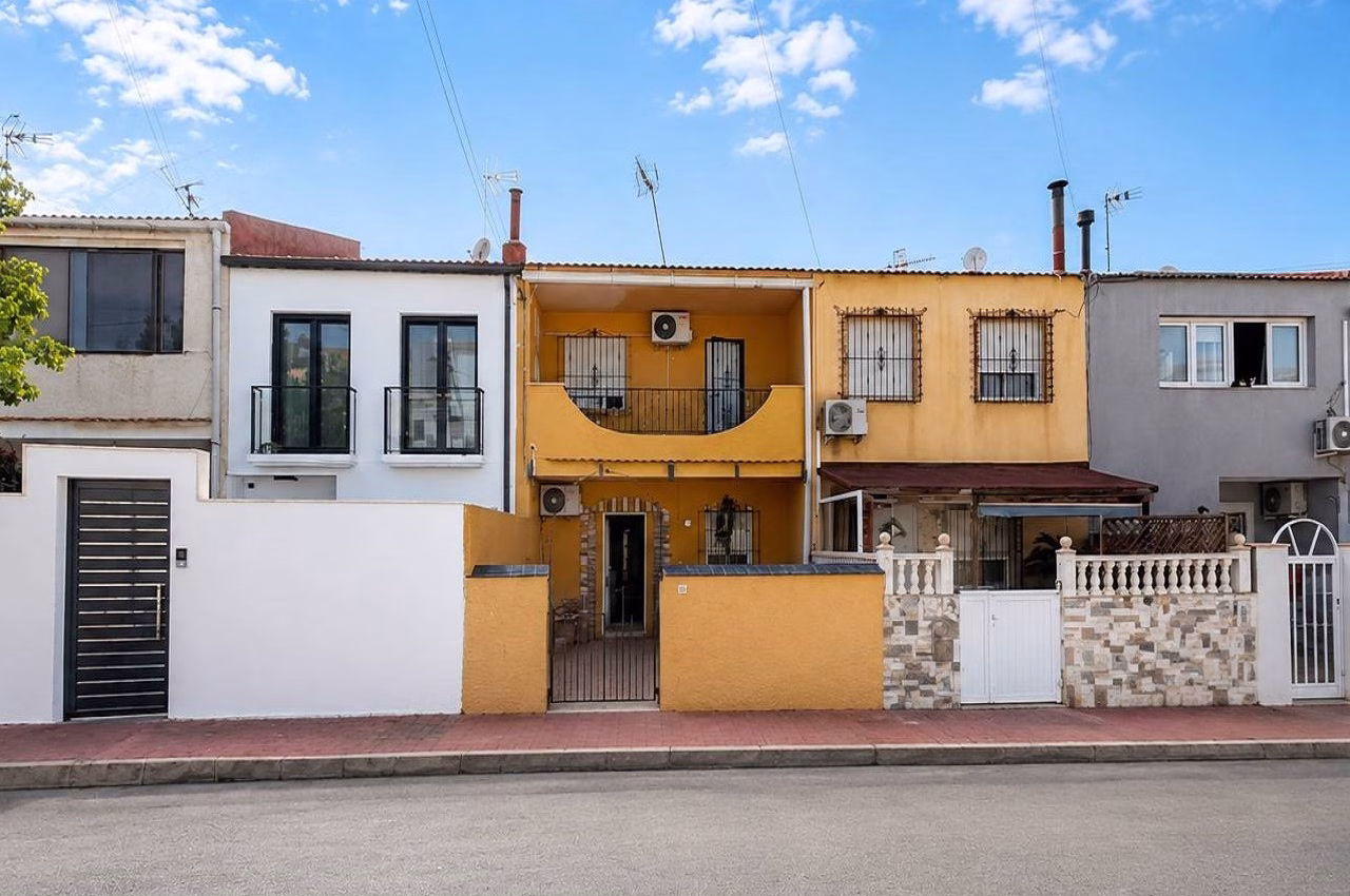 WTi3218_3 Bedrooms Reformed Town-House with Front Terrace and Courtyard_LOS BALCONES_TORREVIEJA | White Villas in Spain WhiteVillasInSpain03 18