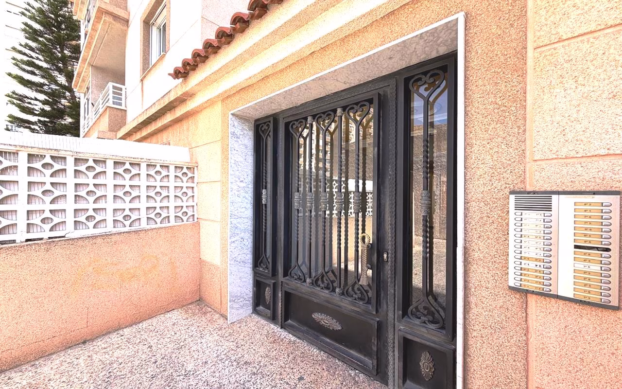 WV2605_2 Bedrooms Renovated Apartment on 1st Floor with comm. Pool, Lift Access and Terrace_TORREVIEJA | White Villas in Spain WhiteVillasInSpain03 25